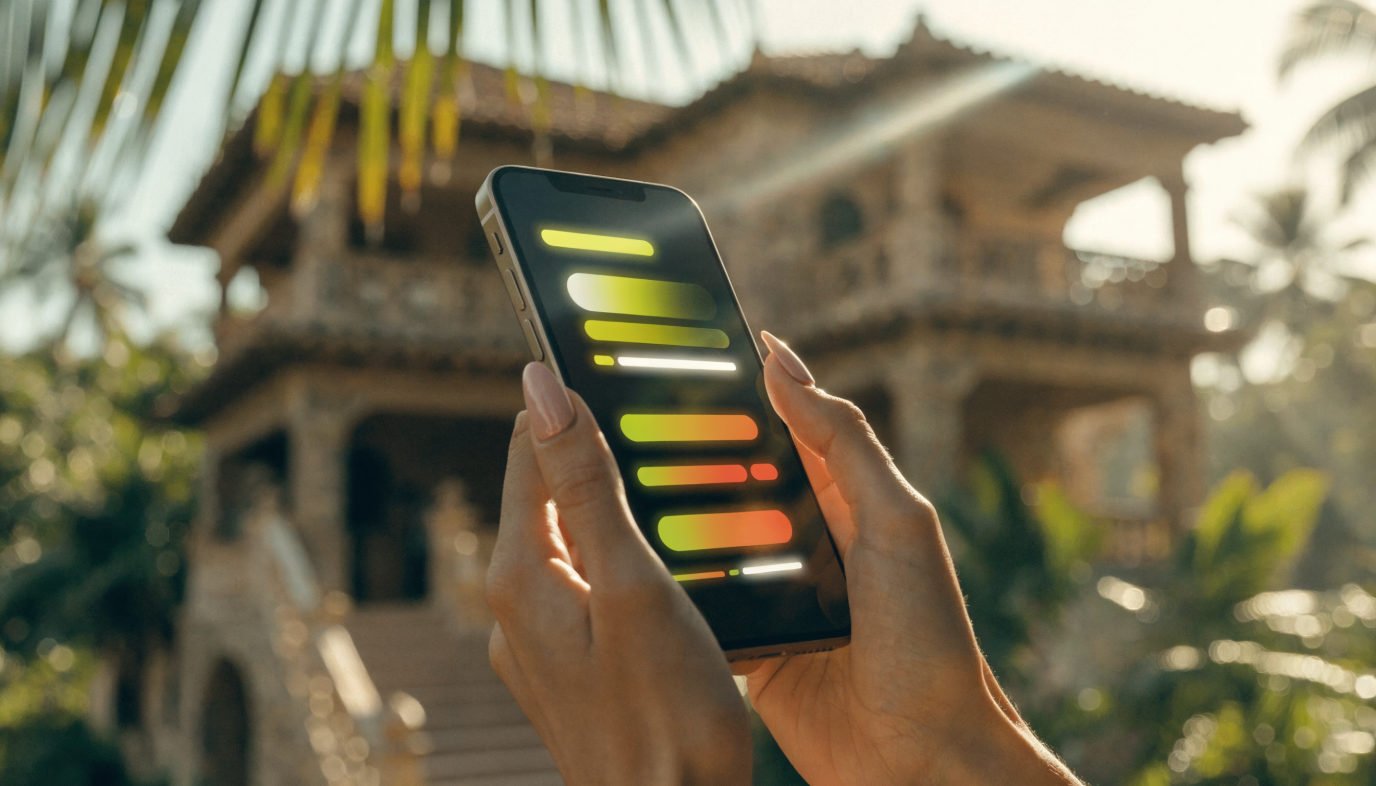 Agente de IA en WhatsApp para bienes raíces visto en un smartphone