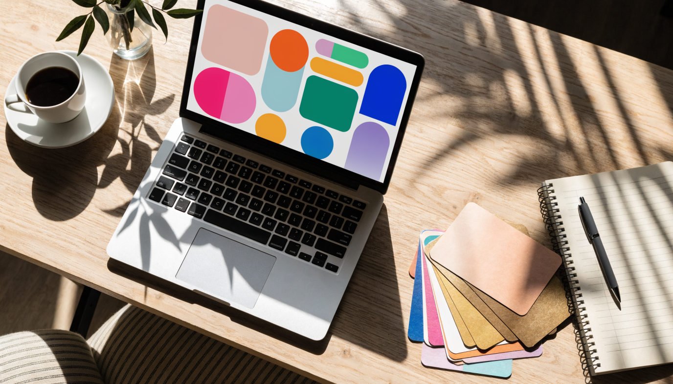 Escritorio de diseño web que representa el costo de una página web en Puerto Vallarta