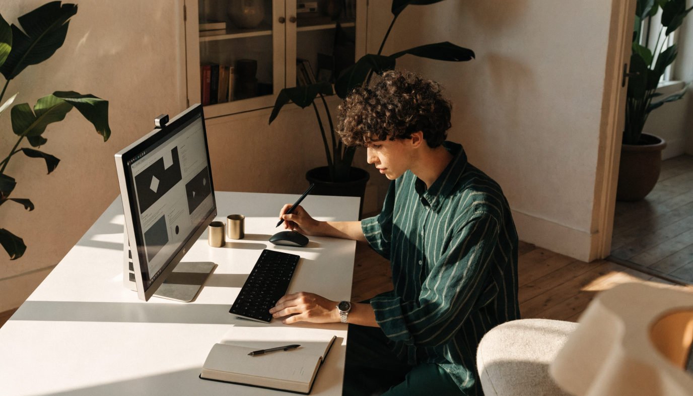 Diseñador web creando un sitio en un estudio en Puerto Vallarta