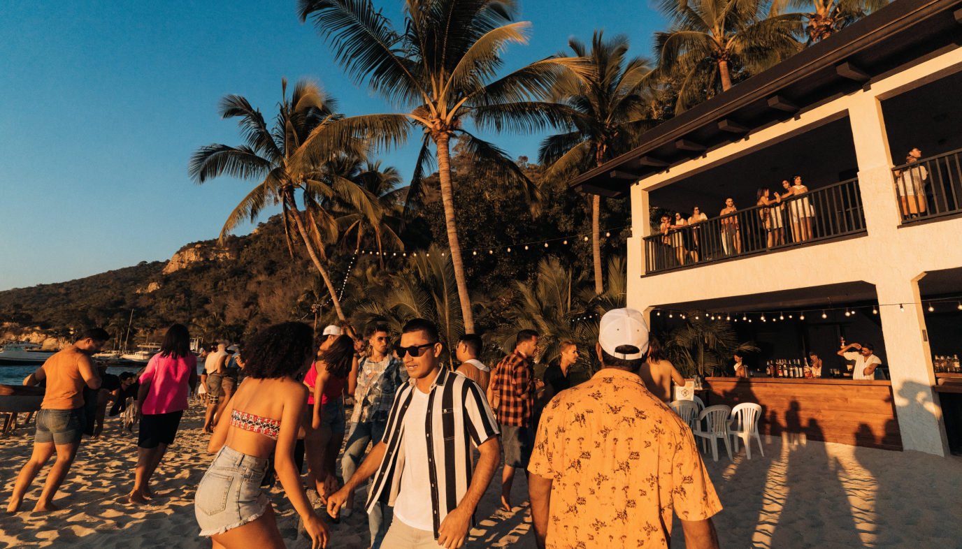 Beach club lleno durante la temporada alta en Puerto Vallarta
