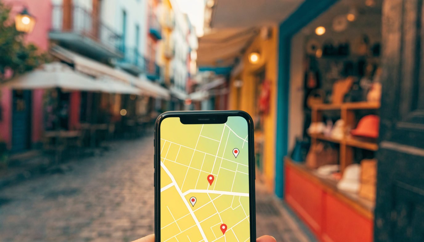 Smartphone mostrando un mapa de negocios locales en Puerto Vallarta